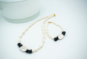 Bow-Tie Earth Pearl with a touch of black SET