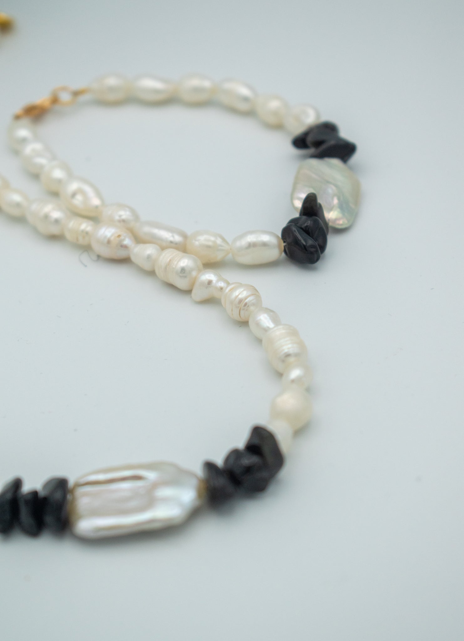 Bow-Tie Earth Pearl with a touch of black SET