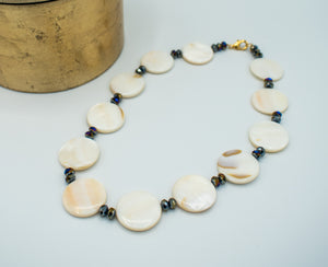 necklace with round pearl and glass beads with a gold plated closure