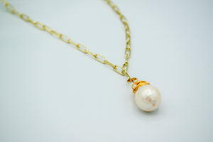 view pf a pearl necklace