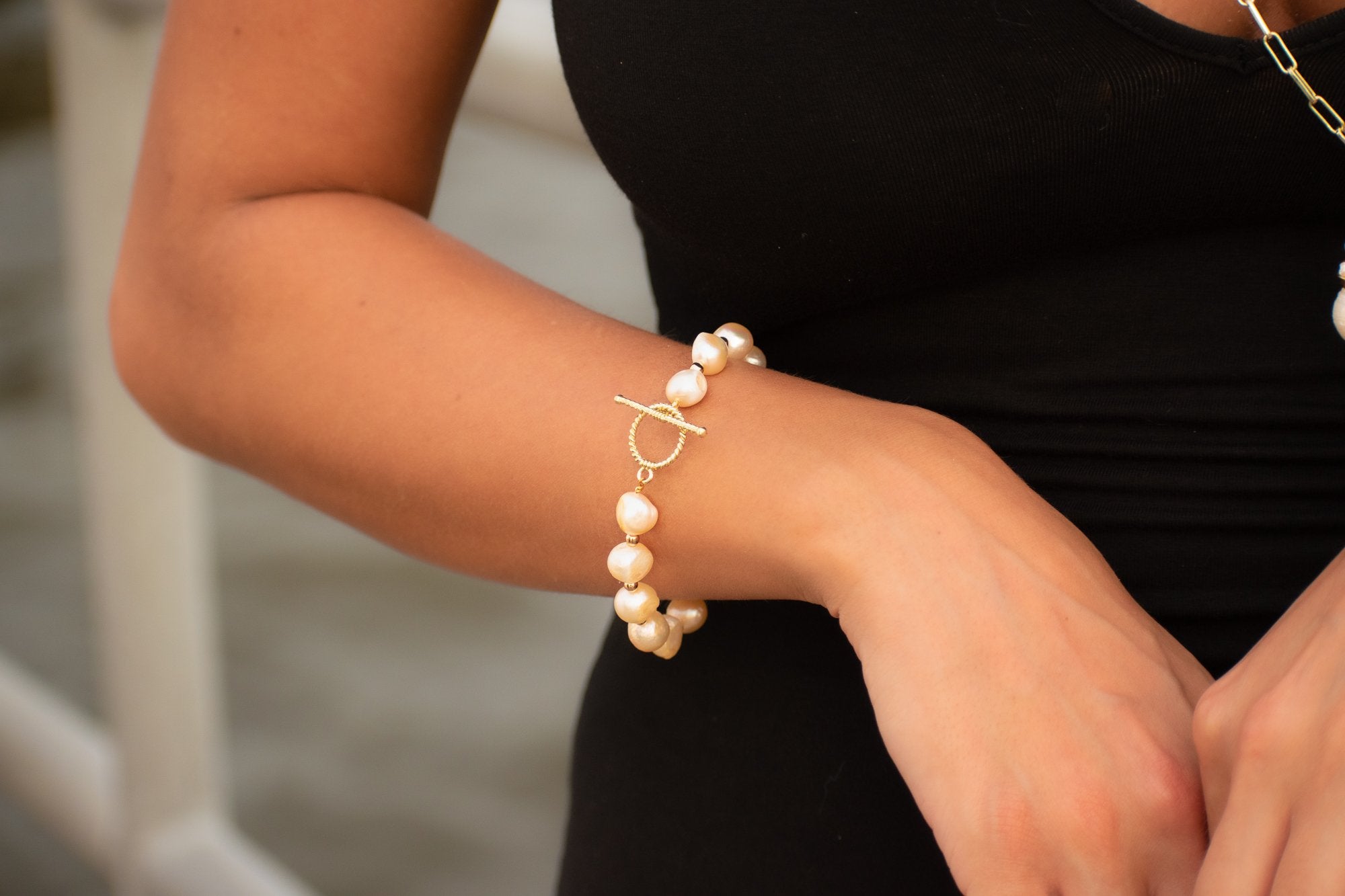 Pearl bracelet with golden thin clasp